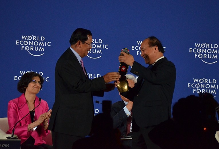 阮春福總理出席了WEF ASEAN峰會閉幕儀式和將2018年WEF ASEAN峰會主辦權交給越南的移交儀式。（圖源：互聯網）