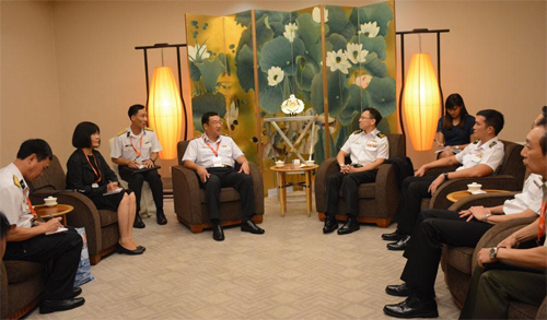 海軍少將范懷南與新加坡海軍少將黎忠漢進行雙邊會晤。（資料圖：海軍報網）