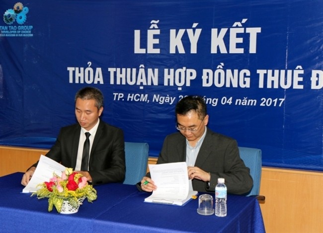 寶成集團代表人（右）與ITACO副總經理簽訂土地租用協議書。（資料圖來源：AGP）