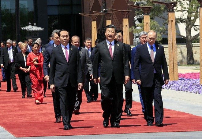 國家主席陳大光（左一）與中國主席習近平及出席論壇的其他國家領導人。