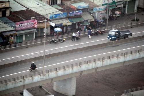 騎摩托車者被汽車撞落高架橋之現場。（圖源：福俊）