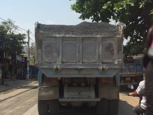 在第九郡阮闡街行駛的超載砂石車。（圖源：互聯網）
