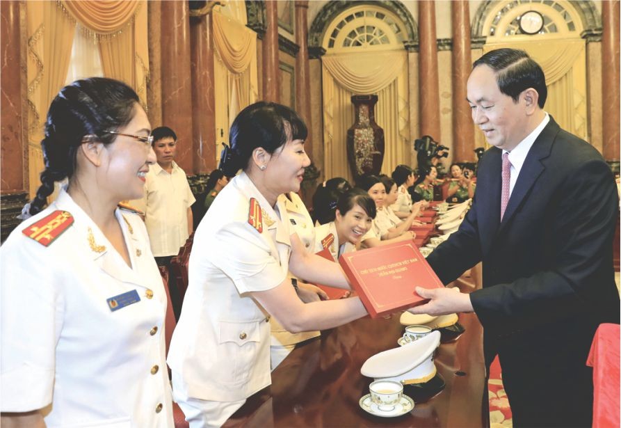 國家主席陳大光向女公安贈送禮物。（圖源：互聯網）