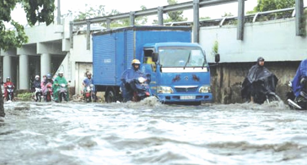 街道受淹，車輛行駛十分不便。（圖源：互聯網）