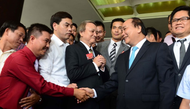 阮春福總理與若干企業家親密接觸。（圖源：青年報）