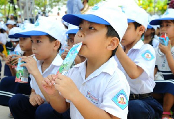 芹耶縣平慶小學生在校園裡喝鮮奶。（圖源：Vinamilk）
