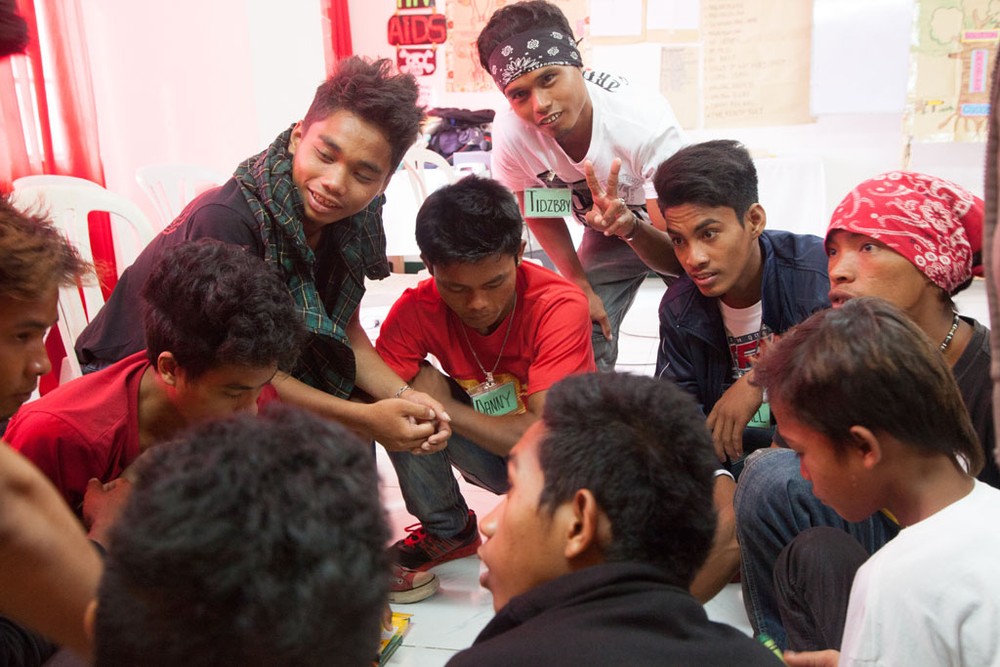 菲律賓青少年在一起討論如何預防艾滋病。（圖源：兒基會/Palasi）