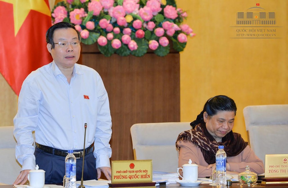 國會副主席馮國顯在會議上發表講話。（圖源：互聯網）