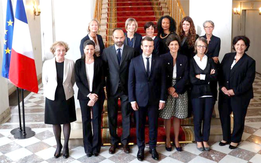 法國總統馬克龍與新政府女部長合影。（圖源：互聯網）