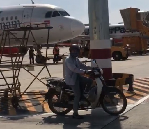 一名男人騎摩托車非法進入飛行區。（資料圖：臉書視頻截圖）