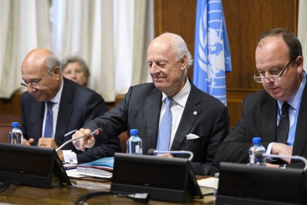 联合国秘书长叙利亚问题特使德米斯图拉（中）与叙利亚政府代表团举行会谈。（圖源：互聯網）