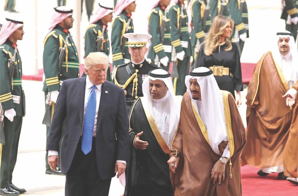 沙特國王薩勒曼（右一）迎接特朗普總統。（圖源：互聯網)