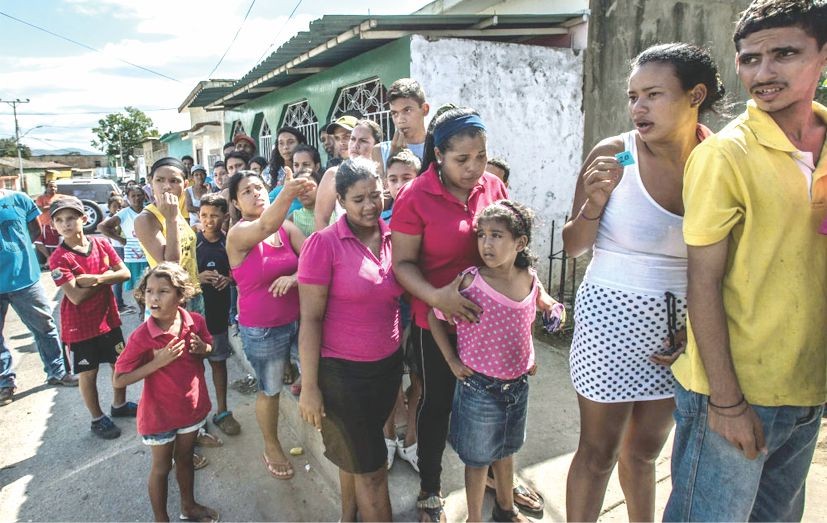委內瑞拉民眾排長隊購買食物。（圖源：互聯網）