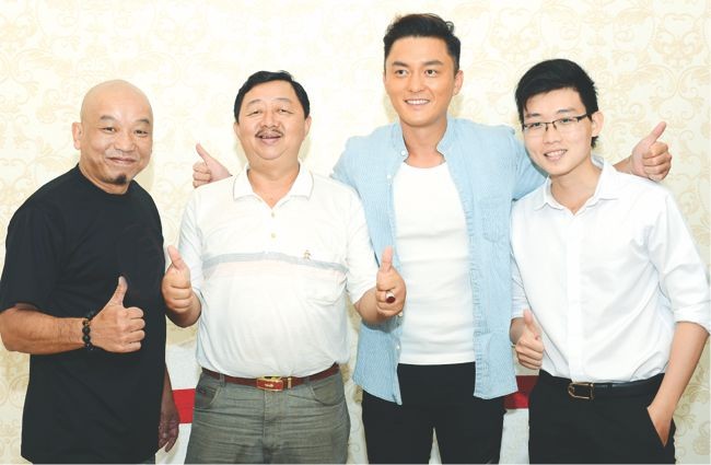 李國威、楊明（左二、三）和導演等合攝。