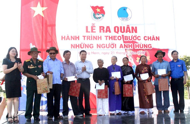 團中央執行委員會書記阮飛龍（右一）向廣南省的越南英雄母親及榮軍贈送了禮物。（資料圖：清波）