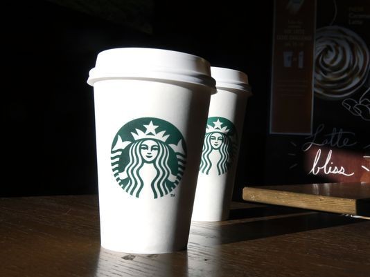 圖為星巴克在美國境內當前所使用的咖啡杯套。（圖源：AP）