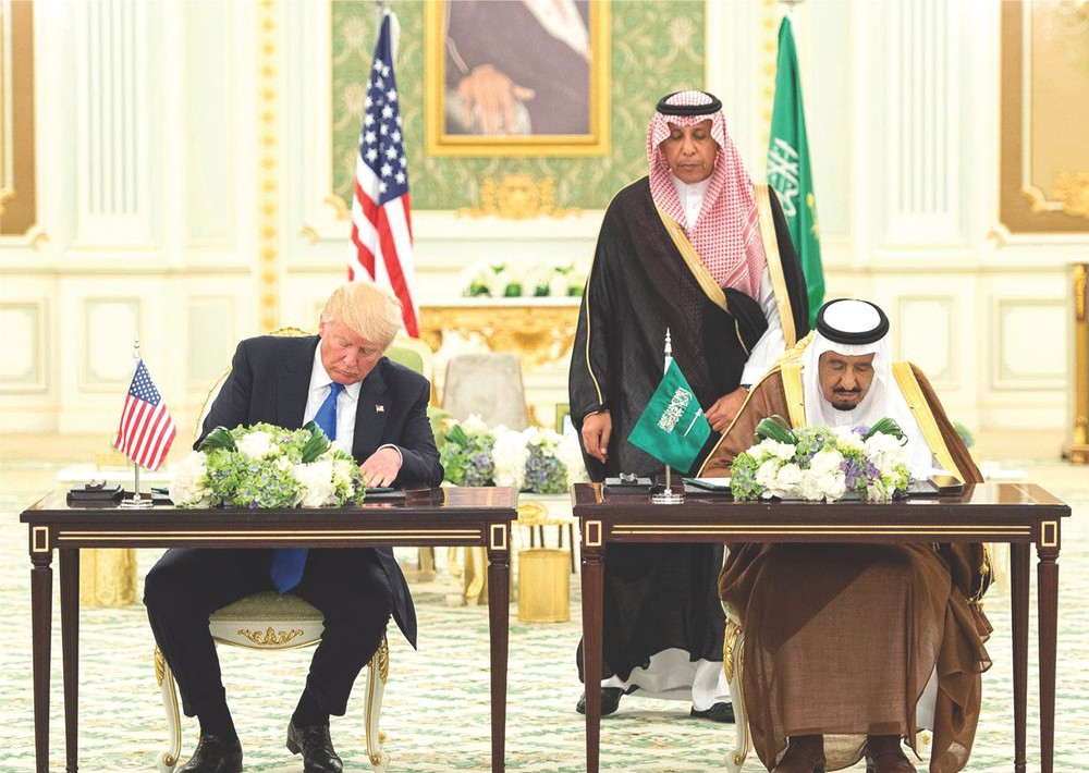 美總統特朗普（左一）與沙特國王簽署軍備和服務協議。（圖源：互聯網）