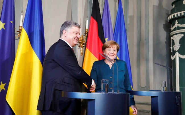 德國總理默克爾（右一）於德國梅澤貝格宮國賓館會見了烏克蘭總統波羅申科。（圖源：路透社）