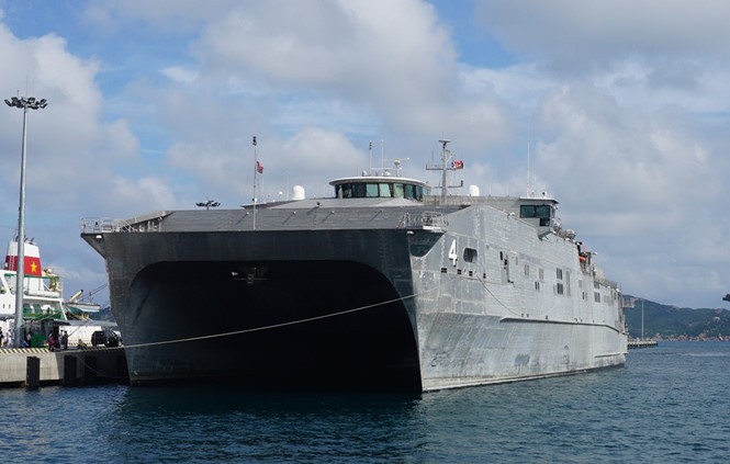 圖為抵達金蘭灣港口的美國海軍遠征快速運輸船USNS Fall River號。（圖源：阮鐘）