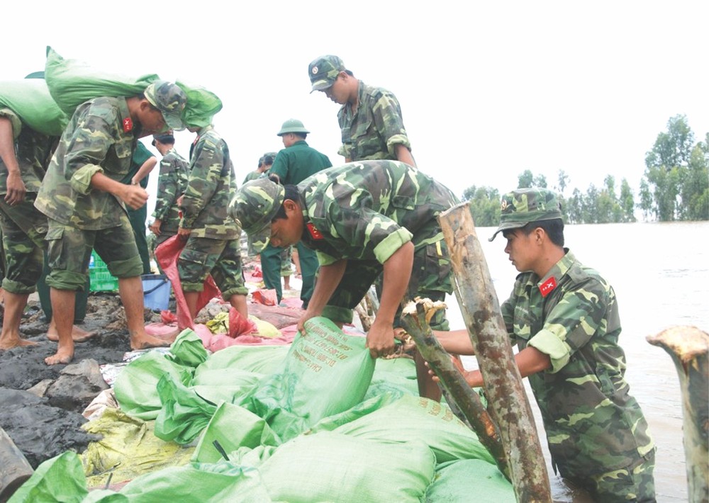 部隊幫助民眾加固圍堤防範天災。（圖源：互聯網）