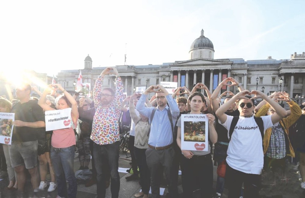 民眾向天空比心，表示悼念曼徹斯特爆炸遇難者。（圖源：互聯網）