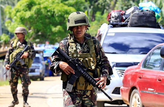 圖為菲政府軍隊在公路上巡邏。（圖源：路透社）