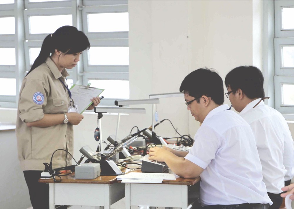 學生參加電子技術職業培訓。（圖源：互聯網）
