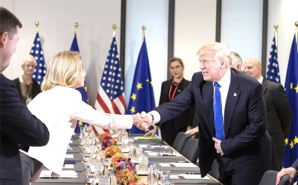 美國總統特朗普（右）與歐盟外交和安全政策高級代表莫蓋里尼握手。（圖源：互聯網）