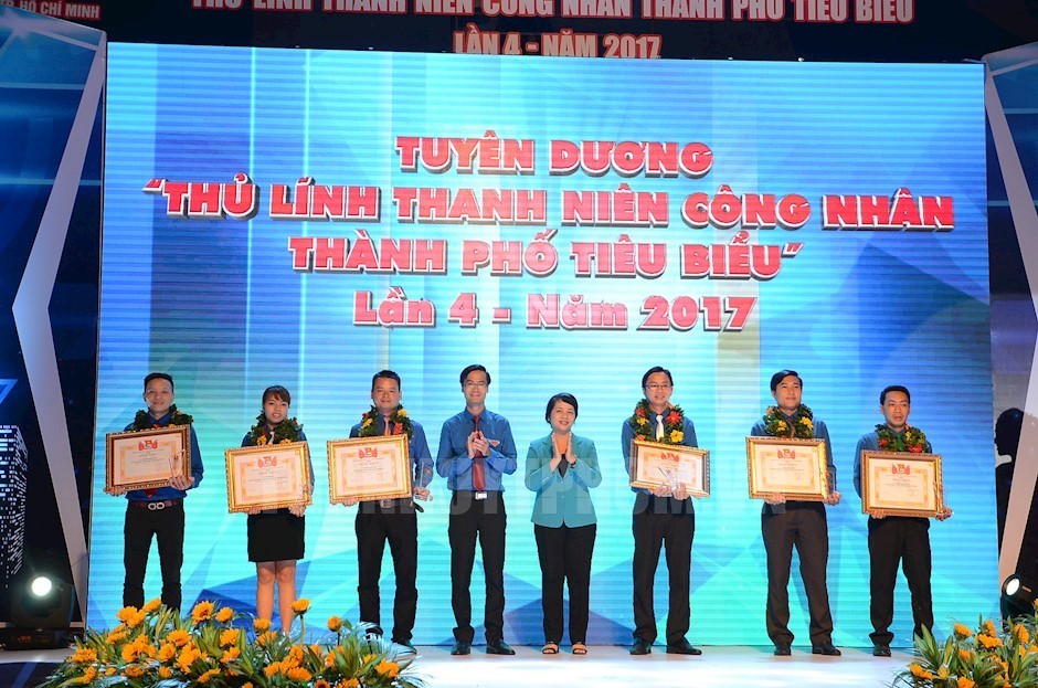 市勞動聯團主席陳金燕（右四）向優秀年輕工人首領頒發獎狀。（圖源：市黨部電子網）