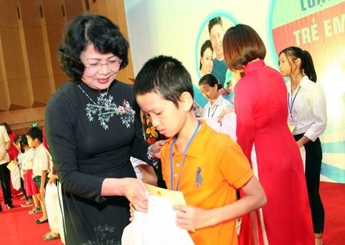 國家副主席鄧氏玉盛在2017年“為兒童行動月”發起儀式上向環境特別貧困的兒童贈送禮物。（圖源：互聯網）