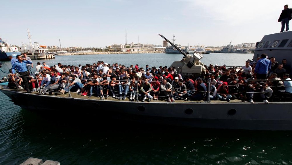 今年5月10日在利比亞首都黎波里附近被當地軍方發現的滿載難民的船隻。（圖源：路透社）