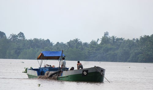 一艘船隻非法在永隆省永廉縣清平洲渚開拓河沙。
