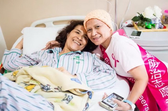 奧彤（右二）作為乳腺癌志願者看望其他聖丹福廣州現代腫瘤醫院其他患者。