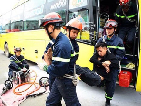 河內市消防警察在演習客車遇險時搶救乘客行動。(圖源：互聯網)