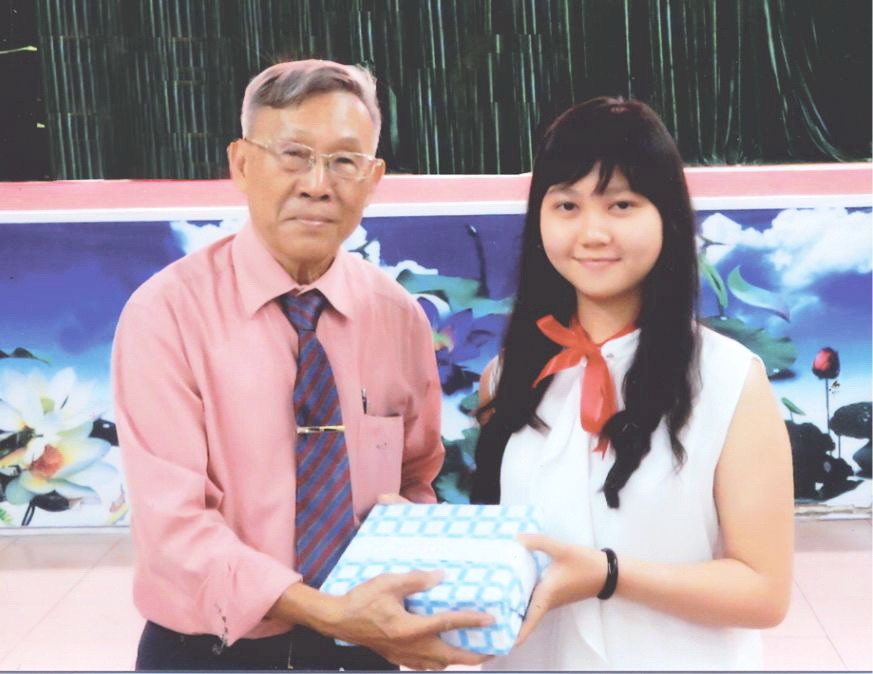 王沛川校長頒發獎品給學生。