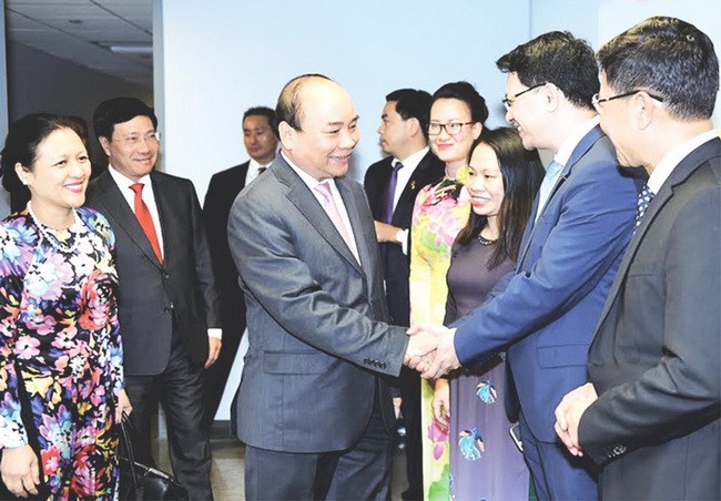 阮春福總理看望我國駐聯合國代表團的幹部人員。(圖源：互聯網)