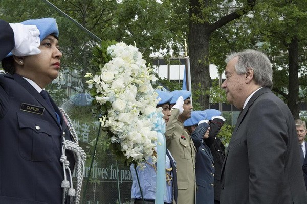 圖為聯合國秘書長古特雷斯向所有因公殉職的維和人員敬獻了花圈默哀致敬。 （圖源：UN Photo/Mark Garten）