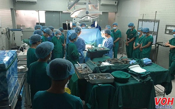 圖為大水鑊醫院移植團隊在手術室內進行心臟移植手術。（圖源：VOH）