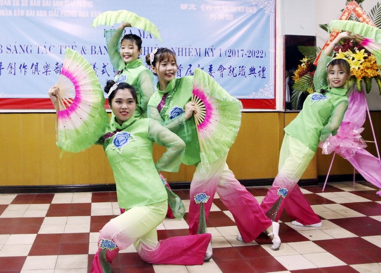 啟秀華文中心學生表演《荷塘月色》舞蹈。