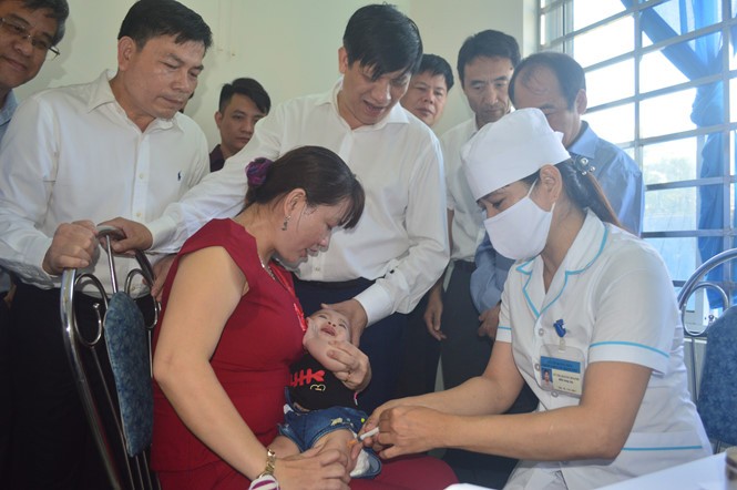 衛生部副部長阮清隆（中）到廣義省義勇社醫療站視察疫苗接種工作。（圖源：顯蕖）
