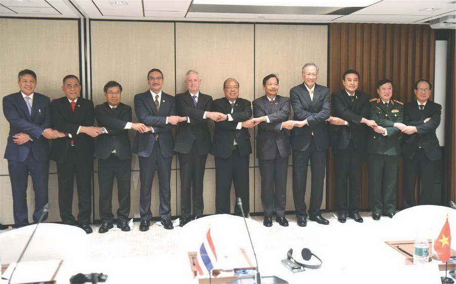 東盟（東協）秘書長黎良明（左一）與東南亞各國國防官員在第16屆香格里拉對話會上合照。（圖源：互聯網）