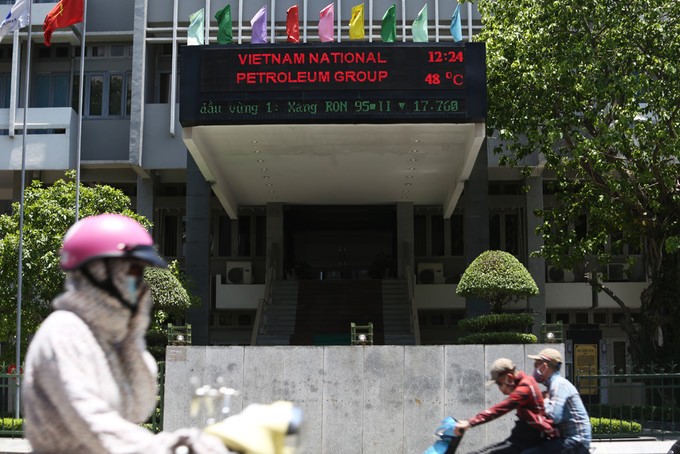 河內欽天街Petrolimex大廈前電子溫 度錶於本月3日中午12時許顯示48度。（圖源：互聯網）