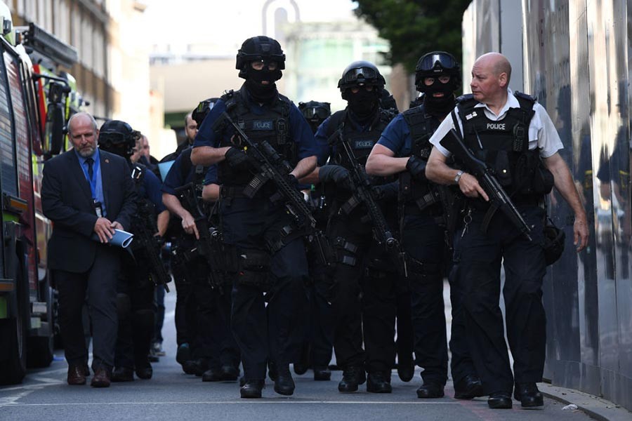 倫敦武裝警察在街頭巡邏加強警戒。（圖源：AFP）