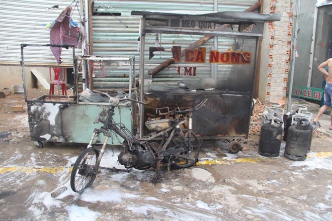 事發現場摩托車完全被燒毀，其餘6瓶表面被燒黑，附近的兩賣食品手推車玻璃鏡破爛，嚴重損壞。（資料圖：D.T）