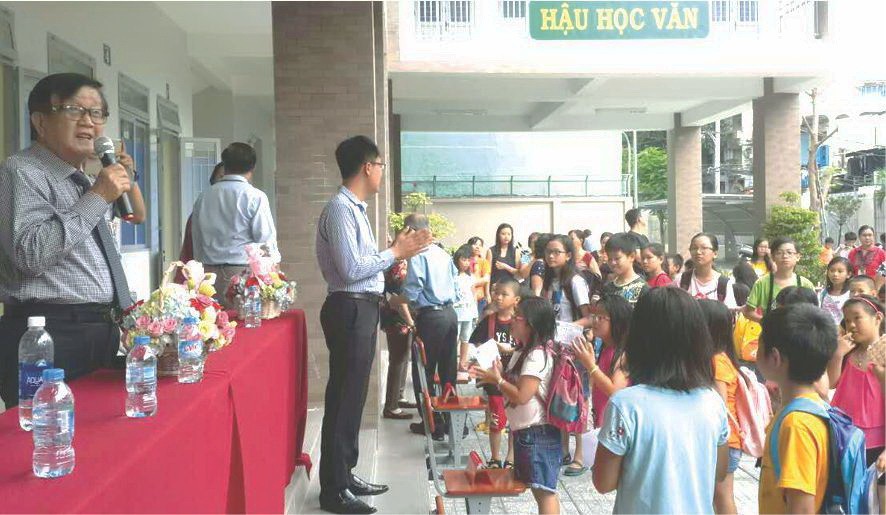 崇正華文中心董事長張世豪在開學典禮上 向學生訓話。