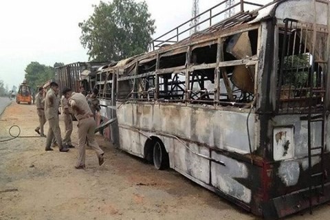 印度北方邦的嚴重交通事故現場，導致至少22人被燒死。（圖源：互聯網）