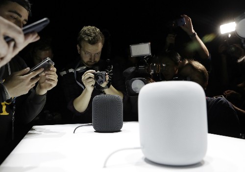 圖為蘋果在開發者大會上發佈的HomePod智能音箱。（圖源：互聯網）