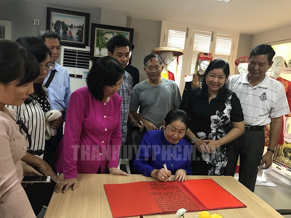 市委副書記武氏蓉在廣西越南學校紀念館簽名薄上題詞。（圖源：市黨部新聞網）