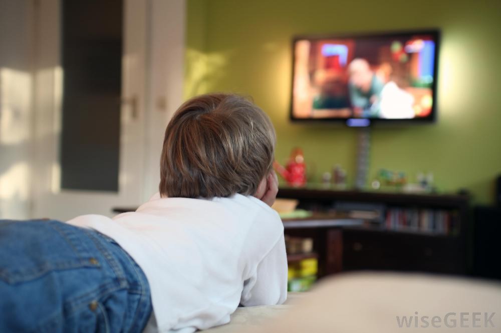 臥室裏有電視可能讓孩子睡眠時間減少、還增加吃零食的可能。（示意圖源：互聯網）