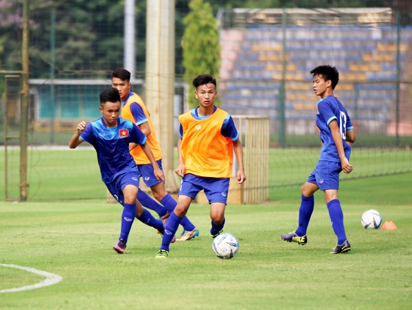 越南U15男足隊球員在訓練中。